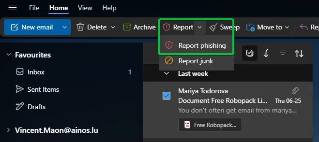 Ruban Outlook : le bouton Signaler ouvre un menu avec Report phishing et Report junk